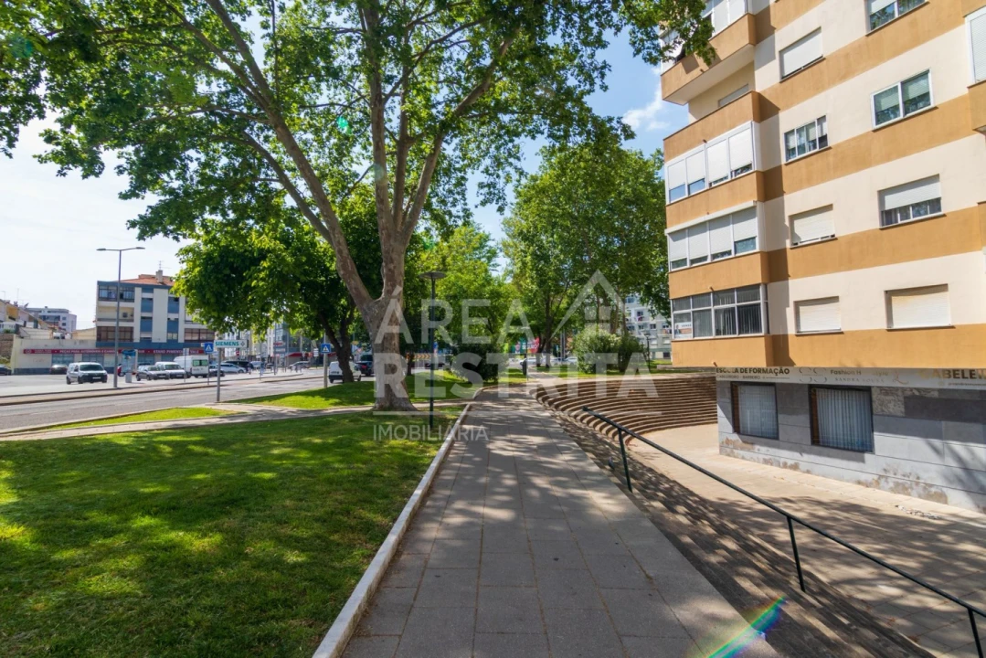 Apartamento T2 para Venda em Amora Foto 2