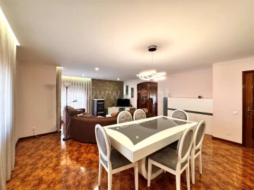 Moradia T4 para Venda em Gondomar (São Cosme), Valbom e Jovim