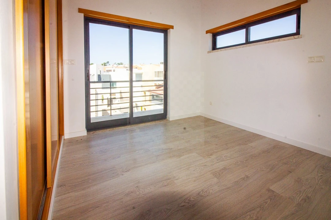 Moradia T5 para Venda em Laranjeiro e Feijó Foto 22