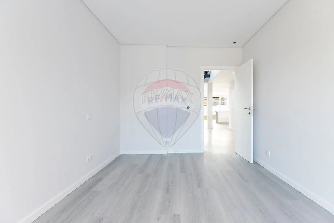 Moradia T4 para Venda em São Pedro da Cadeira Foto 9