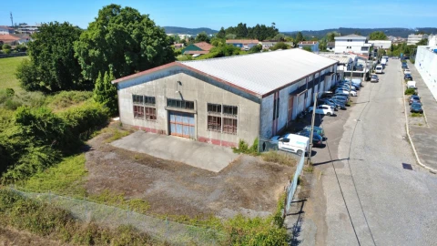 Armazém para Venda em Castêlo da Maia