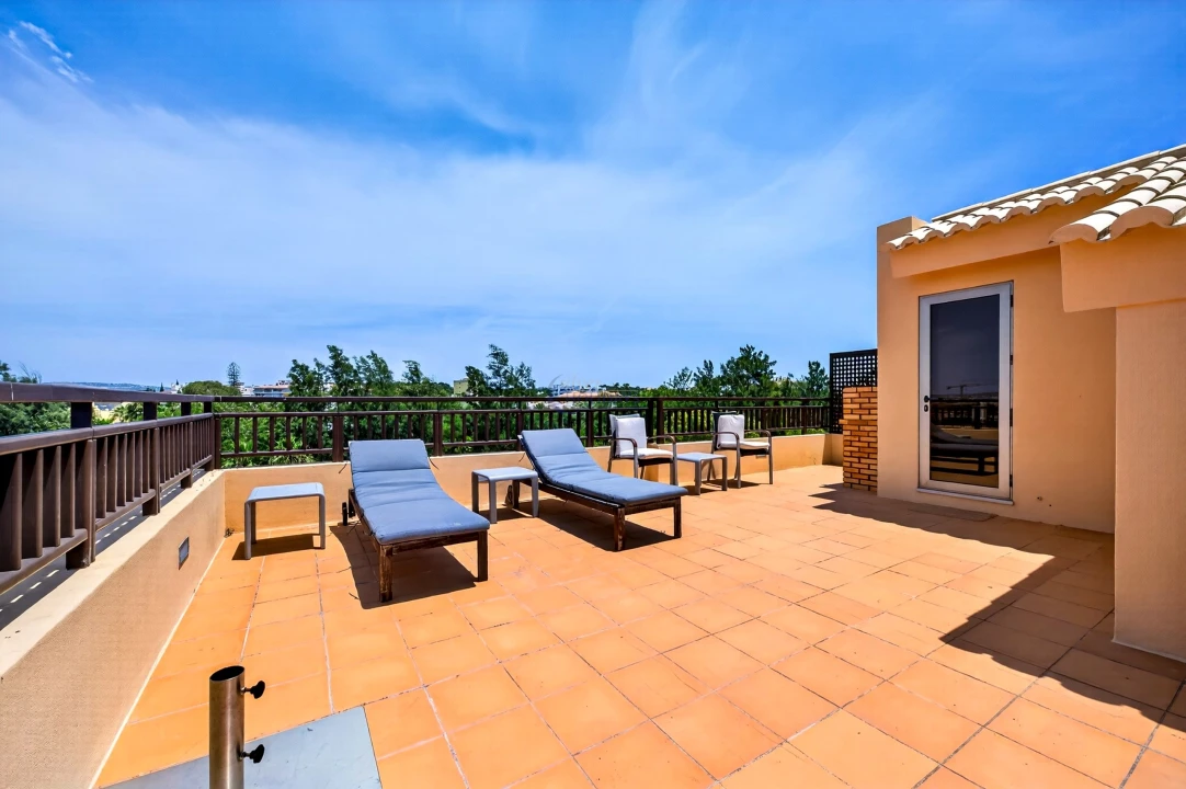 Apartamento T3 para Arrendamento férias em Quarteira Foto 30