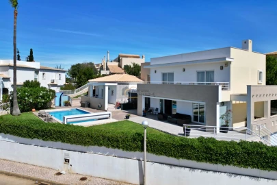 Moradia T4 para Venda em Albufeira e Olhos de Água