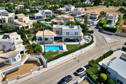 Moradia T4 para Venda em Albufeira e Olhos de Água