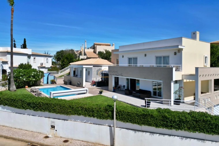 Moradia T4 para Venda em Albufeira e Olhos de Água