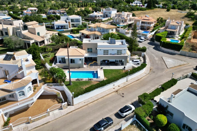 Moradia T4 para Venda em Albufeira e Olhos de Água Foto 3