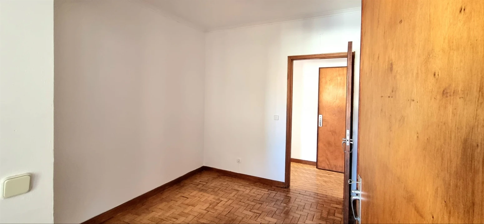 Apartamento T4 para Venda em Santo Antonio dos Olivais Foto 19