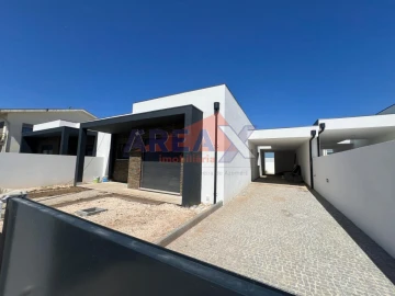 Moradia T3 para Venda em O. Azeméis, Riba-Ul, Ul, Macinhata Seixa, Madail