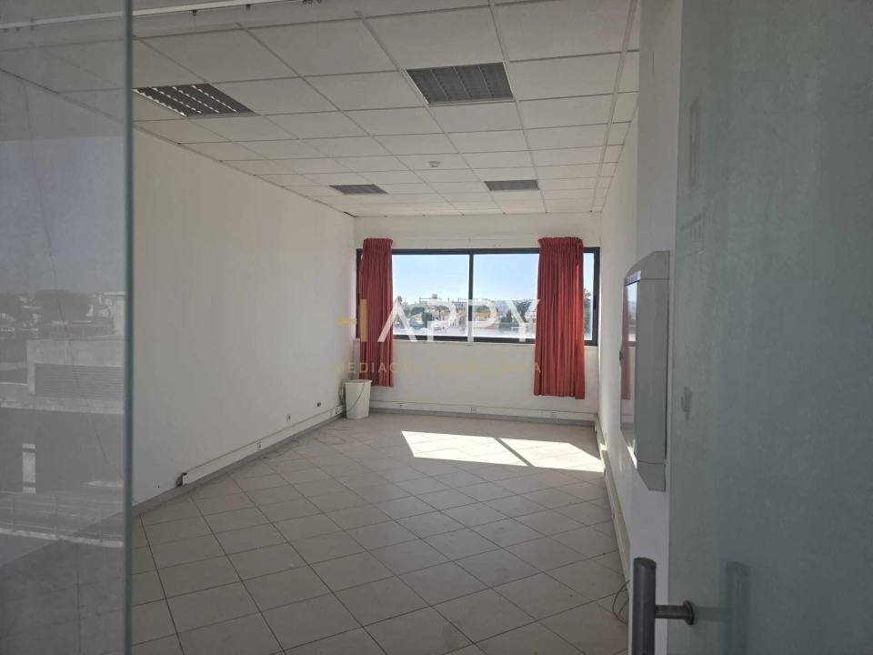Loja para Venda em Albufeira e Olhos de Água Foto 1