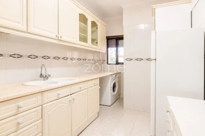 Apartamento T2 para Arrendamento em Carcavelos e Parede