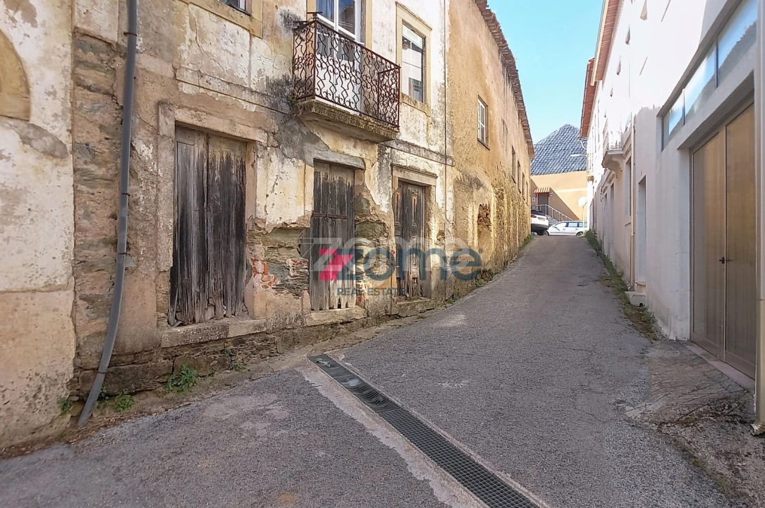 Moradia T12 para Venda em Lorvão Foto 3