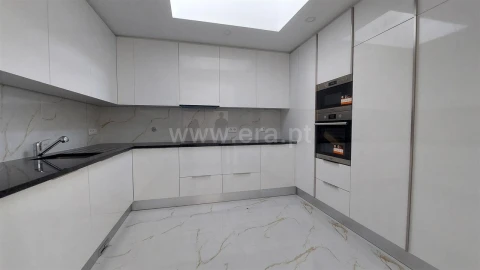 Moradia T3 para Venda em São Felix da Marinha