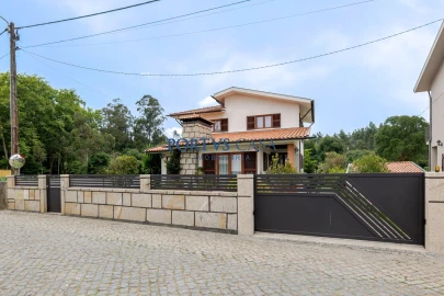 Moradia T4 para Venda em Laundos