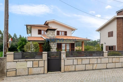 Moradia T4 para Venda em Laundos
