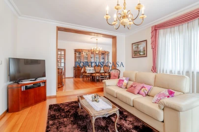 Moradia T4 para Venda em Laundos