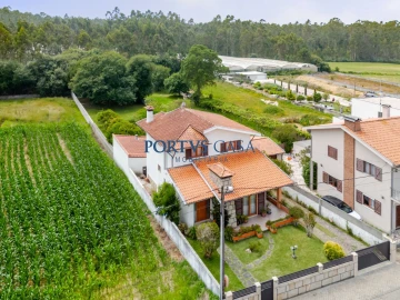 Moradia T4 para Venda em Laundos