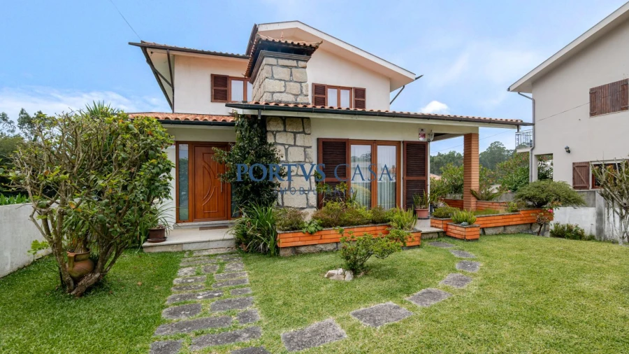Moradia T4 para Venda em Laundos