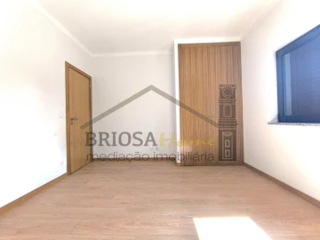 Moradia T3 para Venda em Poiares (Santo Andre)