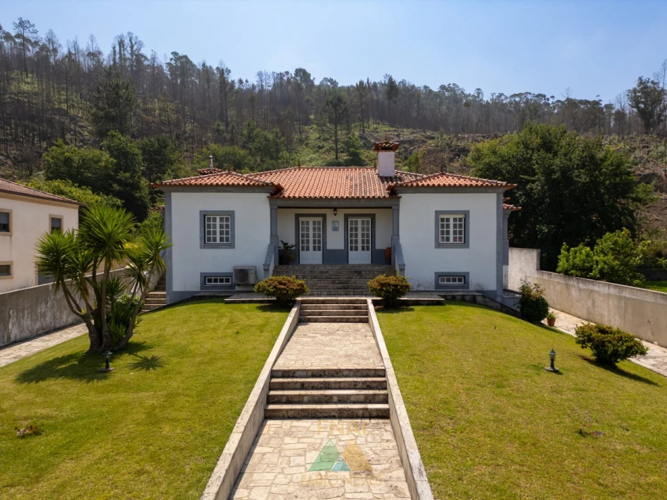 Moradia T4 para Venda em Correlhã Foto 1