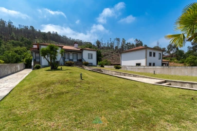 Moradia T4 para Venda em Correlhã