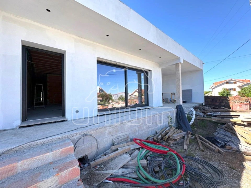 Moradia T3 para Venda em Alvarães Foto 5