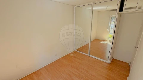 Apartamento T2 para Venda em Santo António dos Cavaleiros e Frielas