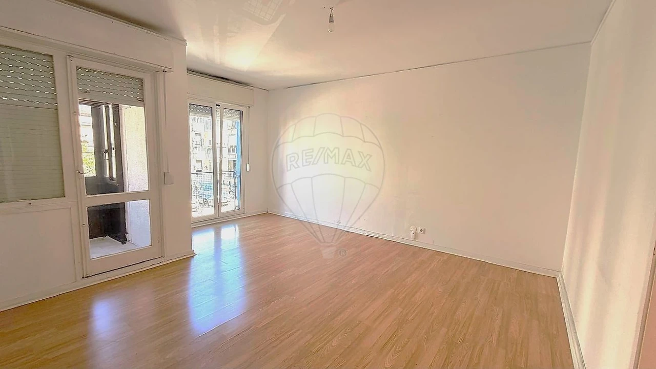Apartamento T2 para Venda em Santo António dos Cavaleiros e Frielas Foto 3