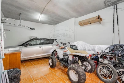 Moradia T4 para Venda em Bouro (Santa Maria)