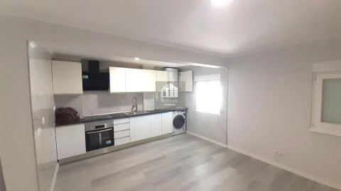 Apartamento T3 para Venda em Laranjeiro e Feijó