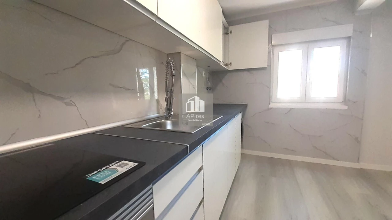 Apartamento T3 para Venda em Laranjeiro e Feijó Foto 2