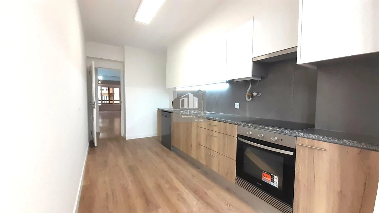 Apartamento T3 para Venda em São Domingos de Benfica Foto 1