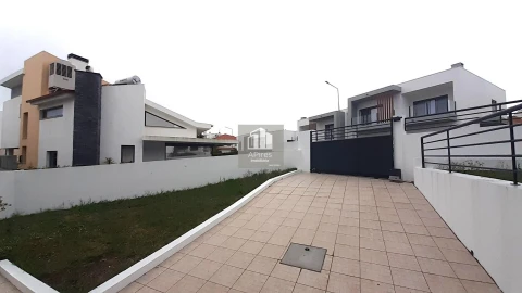 Moradia T5 para Venda em Almada, Cova da Piedade, Pragal e Cacilhas