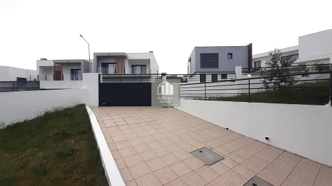 Moradia T5 para Venda em Almada, Cova da Piedade, Pragal e Cacilhas