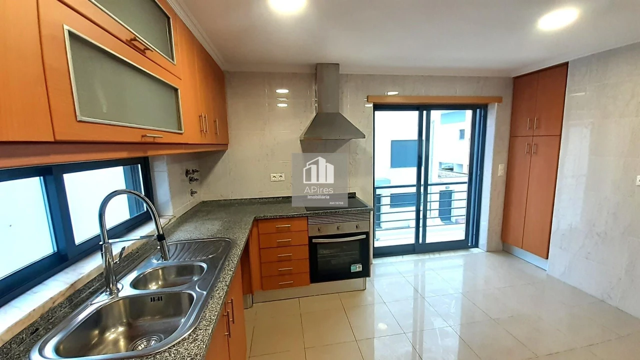 Moradia T5 para Venda em Almada, Cova da Piedade, Pragal e Cacilhas Foto 3