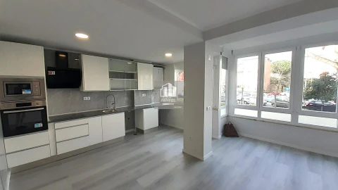 Apartamento T2 para Venda em Oeiras e São Julião da Barra, Paço de Arcos e Caxias