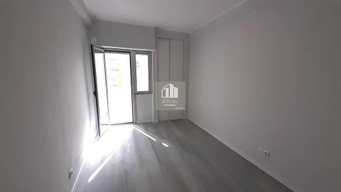 Apartamento T2 para Venda em Oeiras e São Julião da Barra, Paço de Arcos e Caxias