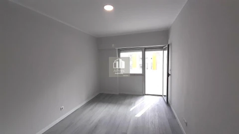 Apartamento T2 para Venda em Oeiras e São Julião da Barra, Paço de Arcos e Caxias