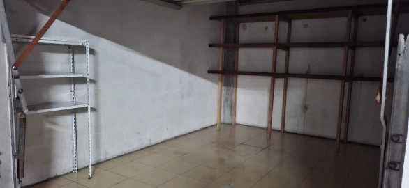 Garagem para Arrendamento em Lago