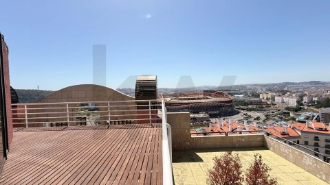 Apartamento T5 para Venda em São Domingos de Benfica