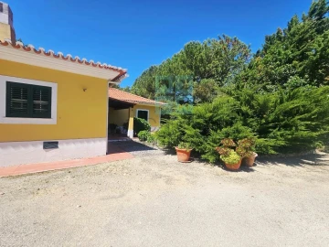 Moradia T5 para Venda em Santo Estêvão