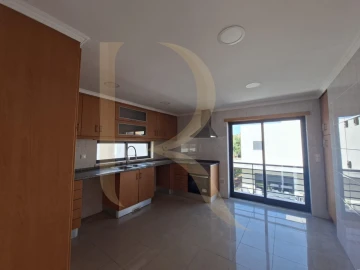 Moradia T5 para Venda em Laranjeiro e Feijó