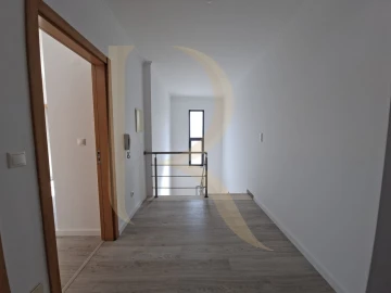 Moradia T5 para Venda em Laranjeiro e Feijó