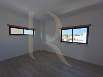 Moradia T5 para Venda em Laranjeiro e Feijó