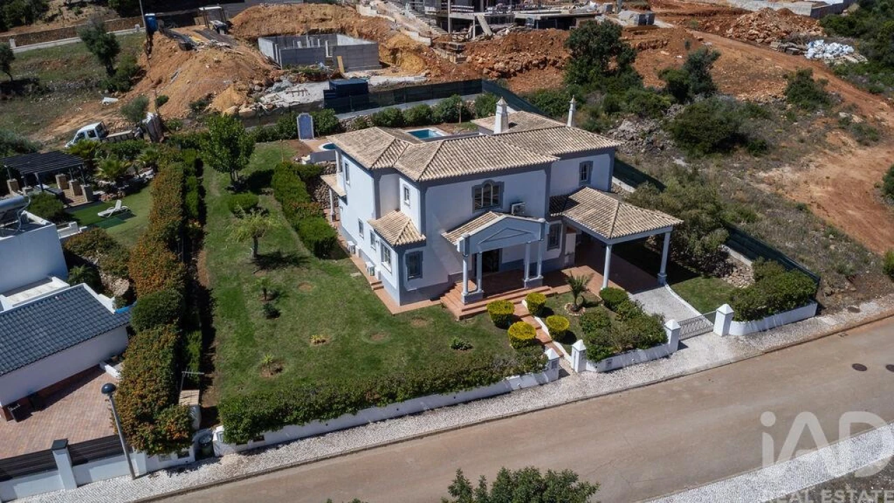 Moradia T4 para Venda em Albufeira e Olhos de Água Foto 1