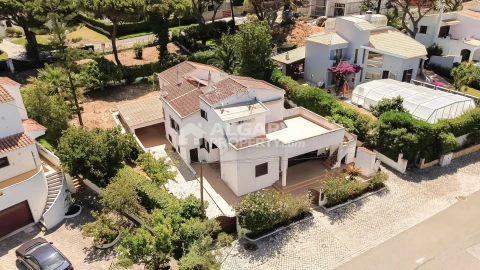 Moradia T5 para Venda em Quarteira
