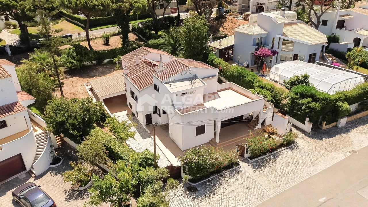 Moradia T5 para Venda em Quarteira Foto 1