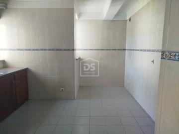 Apartamento T3 para Venda em Currelos, Papízios e Sobral