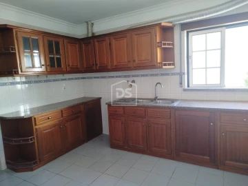 Apartamento T3 para Venda em Currelos, Papízios e Sobral