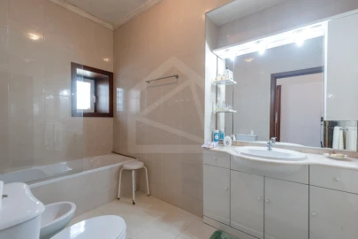 Moradia T4 para Venda em Vila de Cucujães