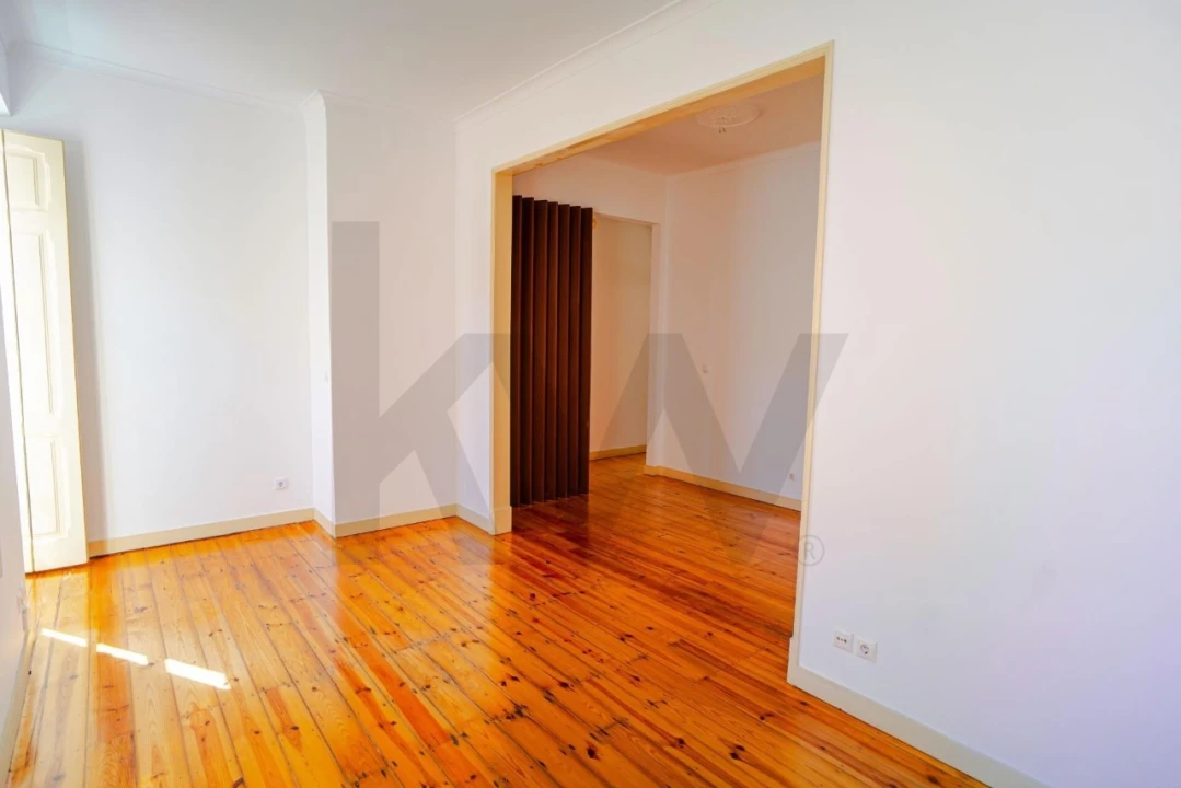 Apartamento T2 para Venda em Campolide Foto 2